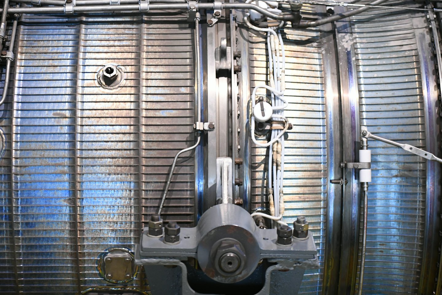 Intricata rete di tubi metallici e parti di macchinari industriali.